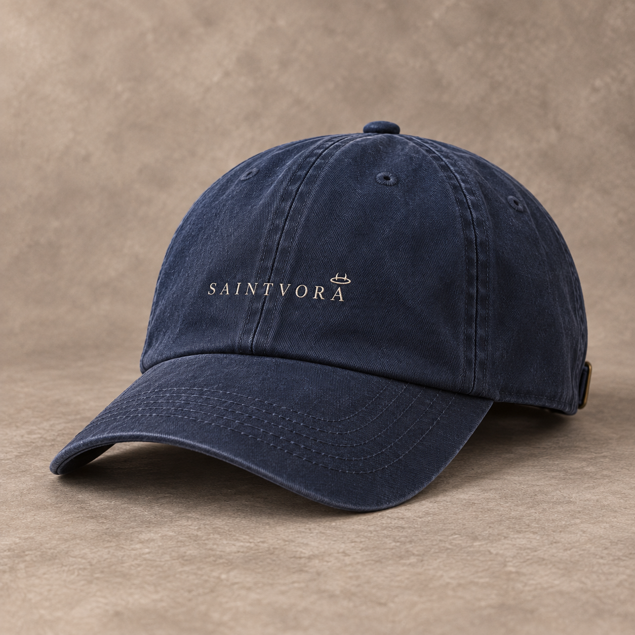 Propuesta de gorra SAINTVORA con logo pequeño bordado